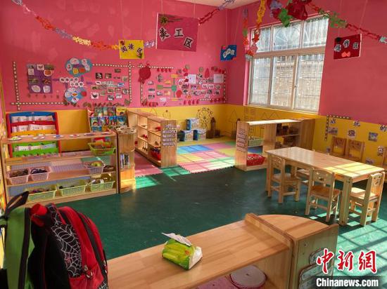 图为孩子在享用营养餐。 刘鹏 摄 图为孩子在享用营养餐。 刘鹏 摄