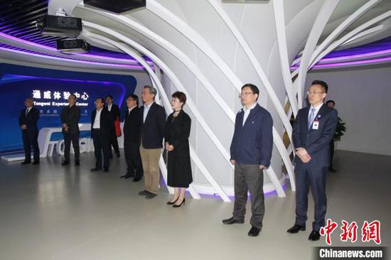 資料圖:貴州省招商引資工作組一行考察四川企業。 寧南 攝 資料圖:貴州省招商引資工作組一行考察四川企業。 寧南 攝