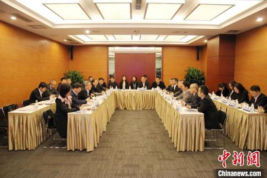 資料圖:貴州省招商引資工作組一行與四川企業家舉行座談會。 寧南 攝 資料圖:貴州省招商引資工作組一行與四川企業家舉行座談會。 寧南 攝