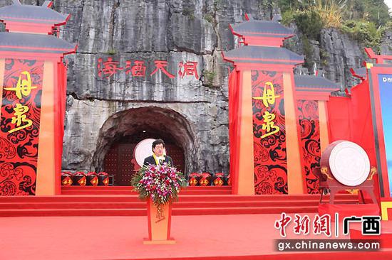 图为河池市副市长韦祖林致辞。 图为河池市副市长韦祖林致辞。