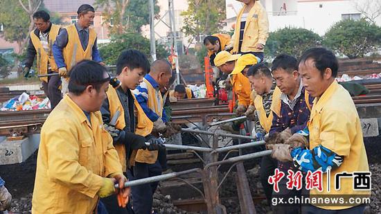 图为该段职工在进行成组更换道岔施工作业。谭育俊 摄 图为该段职工在进行成组更换道岔施工作业。谭育俊 摄