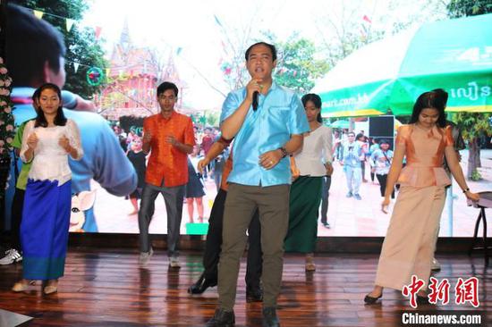 图为柬埔寨留学生歌舞表演。　陈秋霞　摄
