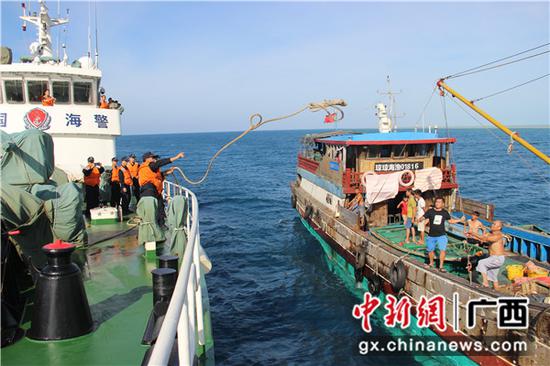 图为广西海警局救助海上遇险渔民。