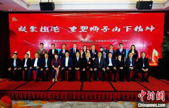 图为出席“凝聚桂港 重塑狮子山下精神”交流晚宴的部分嘉宾合影。 周德智 摄 图为出席“凝聚桂港 重塑狮子山下精神”交流晚宴的部分嘉宾合影。 周德智 摄