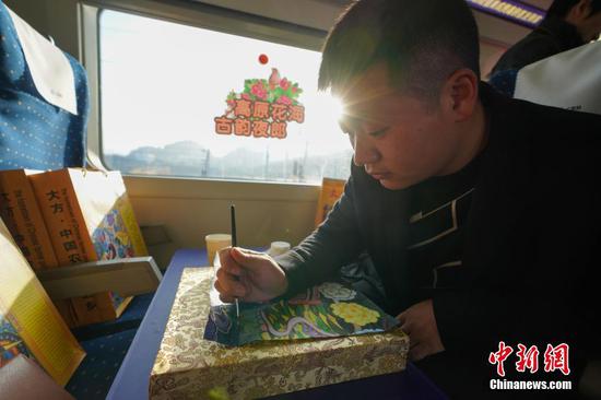 12月16日,随着开往成都南的C6008次动车驶出贵阳北高铁站,标志着成都至贵阳高铁(简称成贵高铁)宜宾至贵阳段开通运营,成贵高铁全线通车,成都与贵阳两个省会城市最快2小时58分可达。图为来自贵州大方县的农民画家进行绘画展示。中新社记者 贺俊怡 摄 12月16日,随着开往成都南的C6008次动车驶出贵阳北高铁站,标志着成都至贵阳高铁(简称成贵高铁)宜宾至贵阳段开通运营,成贵高铁全线通车,成都与贵阳两个省会城市最快2小时58分可达。图为来自贵州大方县的农民画家进行绘画展示。中新社记者 贺俊怡 摄