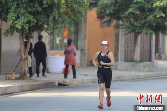 图为参赛选手在进行跑步项目。 瞿宏伦 摄 图为参赛选手在进行跑步项目。 瞿宏伦 摄