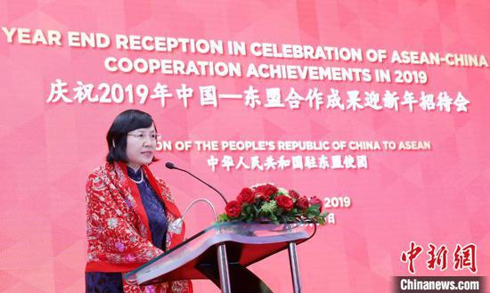 图为中国驻东盟使团临时代办蒋勤致欢迎辞。 林永传 摄 图为中国驻东盟使团临时代办蒋勤致欢迎辞。 林永传 摄