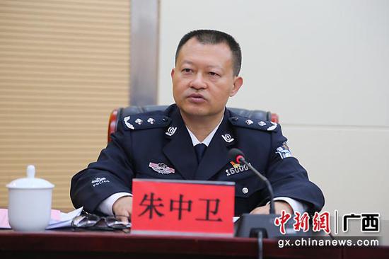 图为崇左市副市长、公安局局长朱中卫作工作报告。