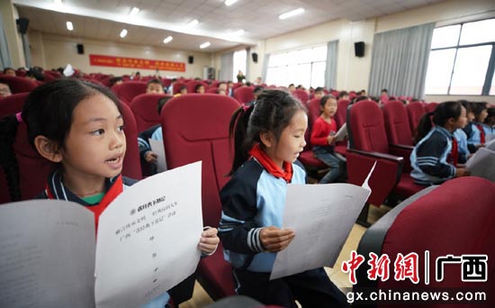11月27日,广西“经典下基层”活动之二——知名主持人走进南宁市五象新区第二实验小学。 11月27日,广西“经典下基层”活动之二——知名主持人走进南宁市五象新区第二实验小学。