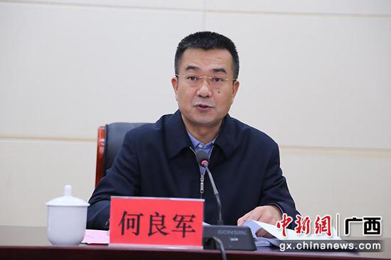 图为崇左市委副书记、市长何良军主持会议。 图为崇左市委副书记、市长何良军主持会议。