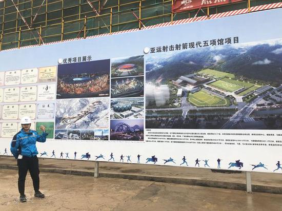 承建方上海宝冶富春项目技术部负责人介绍场馆建设情况。主办方供图