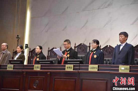 图为法官宣读判决书 南法宣 摄 图为法官宣读判决书 南法宣 摄