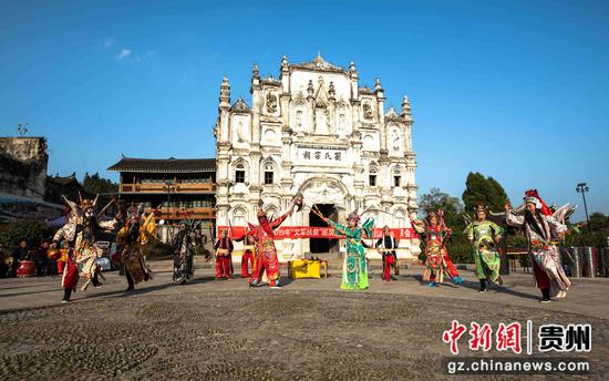 ”文軍扶貧“活動,當地富有民族特色,群眾喜聞樂見的侗族大戲在表演。 ”文軍扶貧“活動,當地富有民族特色,群眾喜聞樂見的侗族大戲在表演。