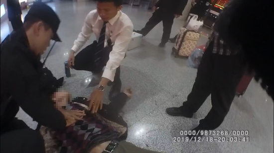 图为特警张治博对农先生实行心肺复苏。 图为特警张治博对农先生实行心肺复苏。