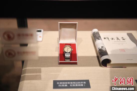 图为杜致廉向昆仑关战役博物馆捐赠的杜聿明将军使用过的手表。　俞靖 摄