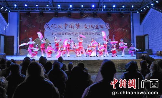 演员们在表演舞蹈《采茶女》 演员们在表演舞蹈《采茶女》
