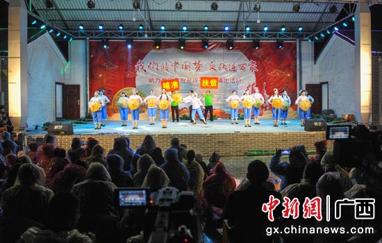 演员们在表演《扶贫之歌》节目 演员们在表演《扶贫之歌》节目