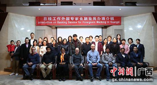 图为参会人员合影。 图为参会人员合影。