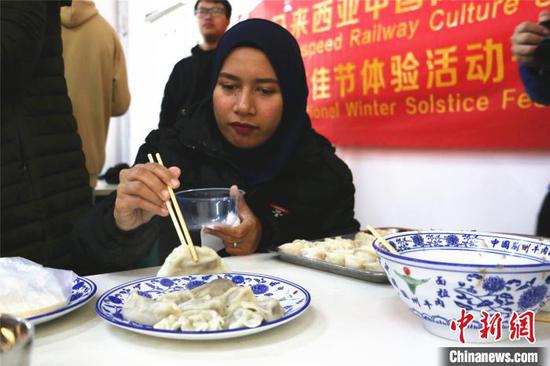 马来西亚教师品尝饺子。 林馨 摄 马来西亚教师品尝饺子。 林馨 摄