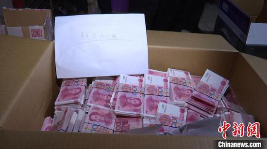 图为查获的假钞。 孔金花 摄 图为查获的假钞。 孔金花 摄