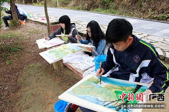 澳门学生在写生。 澳门学生在写生。