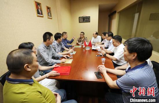 图为出席挂牌仪式的中国贸促会驻印尼代表、福建三明市贸促会代表团与印尼福建三明商会代表座谈。 林永传 摄 图为出席挂牌仪式的中国贸促会驻印尼代表、福建三明市贸促会代表团与印尼福建三明商会代表座谈。 林永传 摄