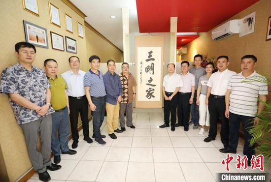 图为出席挂牌仪式的中国贸促会驻印尼代表、福建三明市贸促会代表团在印尼福建三明商会合影。 林永传 摄 图为出席挂牌仪式的中国贸促会驻印尼代表、福建三明市贸促会代表团在印尼福建三明商会合影。 林永传 摄