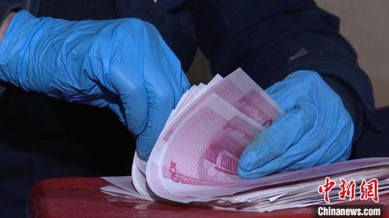 图为查获的假钞。 孔金花 摄 图为查获的假钞。 孔金花 摄