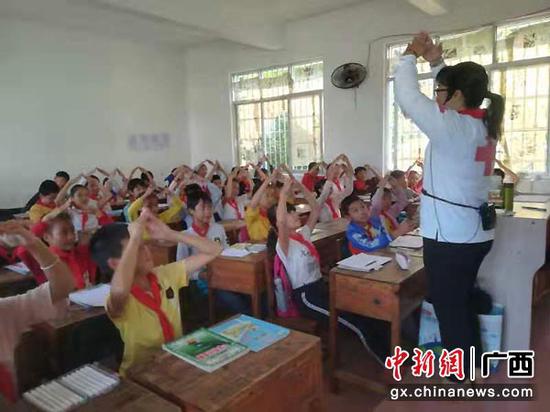 图为苍梧县梨埠镇沙地小学心理健康教育课。 图为苍梧县梨埠镇沙地小学心理健康教育课。