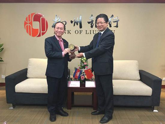 图右一为李耀清 来源:柳州银行官网 图右一为李耀清 来源:柳州银行官网