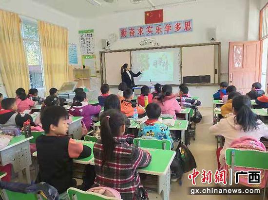 图为苍梧县木双镇天平小学《有效解决和同学之间的矛盾》心理健康教育课。 图为苍梧县木双镇天平小学《有效解决和同学之间的矛盾》心理健康教育课。