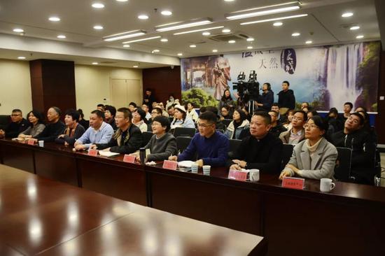 全球直播 海内外文成人学习党的十九届四中全