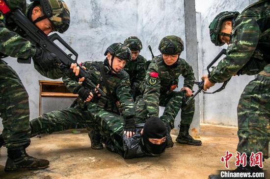 图为特战队员迅猛突起制服“暴恐分子”。 张宸硕 摄 图为特战队员迅猛突起制服“暴恐分子”。 张宸硕 摄
