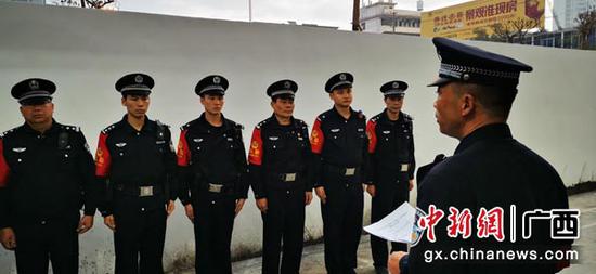 图为首发仪式前,陆川站派出所布置相关执勤工作。伍云鹏 摄 图为首发仪式前,陆川站派出所布置相关执勤工作。伍云鹏 摄