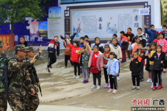 途经某幼儿园的孩子们给武警官兵敬礼、挥手 。黄森 摄 途经某幼儿园的孩子们给武警官兵敬礼、挥手 。黄森 摄