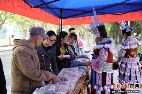 江竹村农产品在西北工业大学展销。