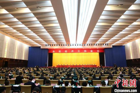 图为广西全区经济工作会议24日在南宁召开。　林浩 摄