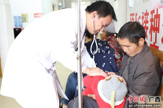 粤桂扶贫医生在怀宝镇卫生院给患者诊疗。