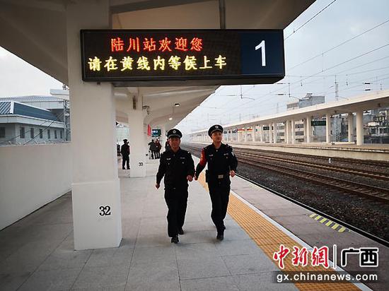 图为民警正在站台巡逻。伍云鹏 摄 图为民警正在站台巡逻。伍云鹏 摄