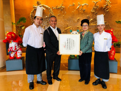 图说:李锦记酱料集团主席李惠中看望在成都香格里拉酒店工作的希望厨师 图说:李锦记酱料集团主席李惠中看望在成都香格里拉酒店工作的希望厨师