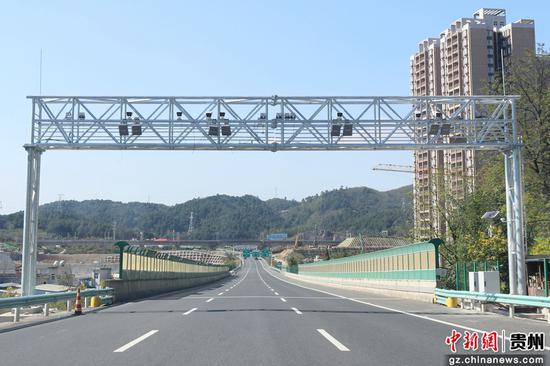 建设完成的ETC门架。 建设完成的ETC门架。