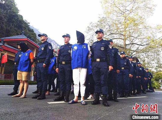 广西警方从越南将电信诈骗犯罪嫌疑人带回处理。 刘康 摄 广西警方从越南将电信诈骗犯罪嫌疑人带回处理。 刘康 摄