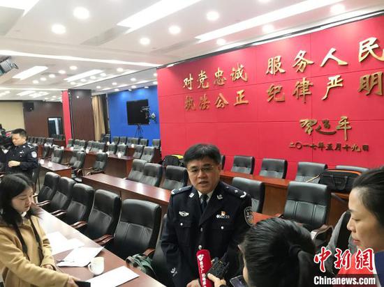 成天晓向媒体介绍电信诈骗作案用银行卡、电话卡(简称“两卡”)的打击治理情况。 蒋雪林 摄 成天晓向媒体介绍电信诈骗作案用银行卡、电话卡(简称“两卡”)的打击治理情况。 蒋雪林 摄