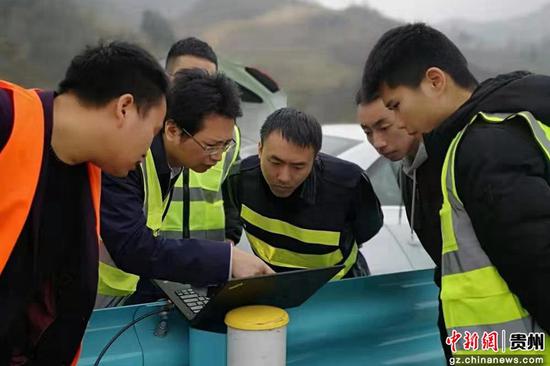 技术人员开展实际道路测试。 技术人员开展实际道路测试。