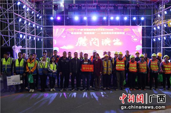 图为慰问演出现场。 图为慰问演出现场。