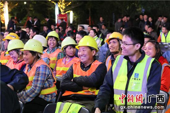 图为慰问演出现场。 图为慰问演出现场。