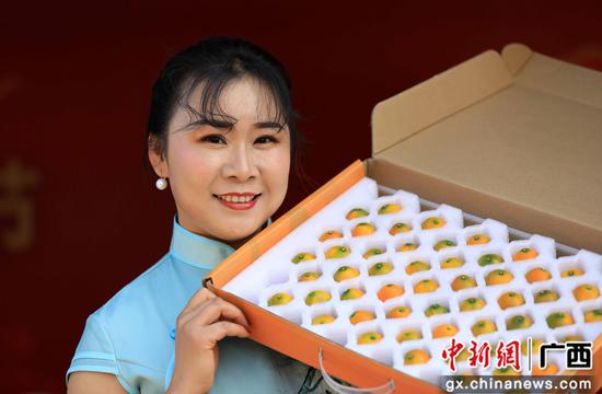 在2019•第十届“融安金桔”文化旅游节开幕式上,演员在表演文艺节目。谭凯兴 摄 在2019•第十届“融安金桔”文化旅游节开幕式上,演员在表演文艺节目。谭凯兴 摄