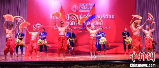 图为柬埔寨艺术家们在晚会上载歌载舞。　黄耀辉 摄