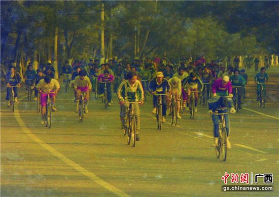 图为1987年自行车越野比赛。