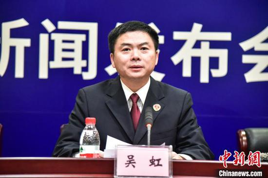 柳州市人民检察院副检察长吴虹发布新闻。 王以照 摄 柳州市人民检察院副检察长吴虹发布新闻。 王以照 摄